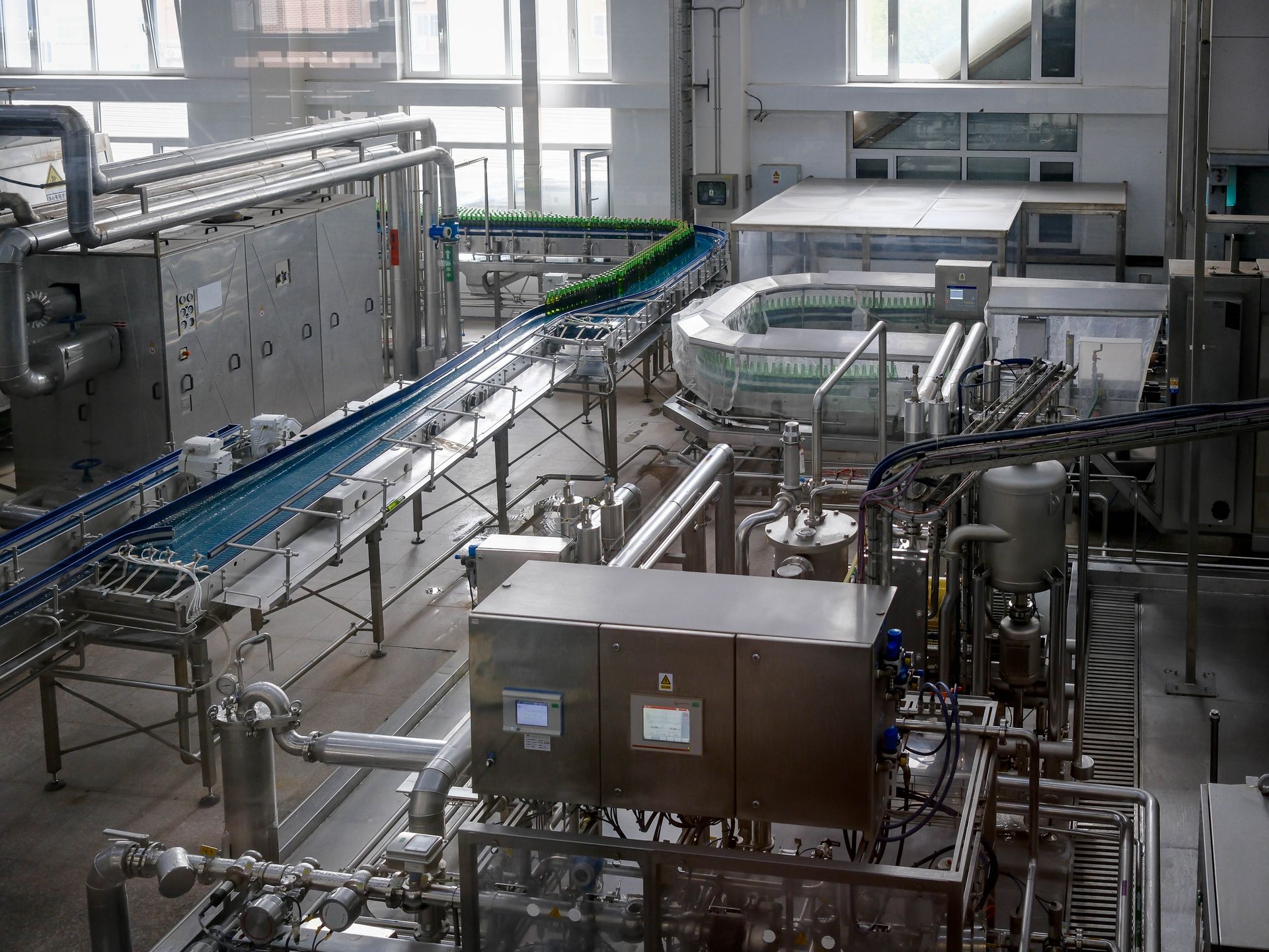 Automated beverage bottling line with conveyor belts in a modern factory